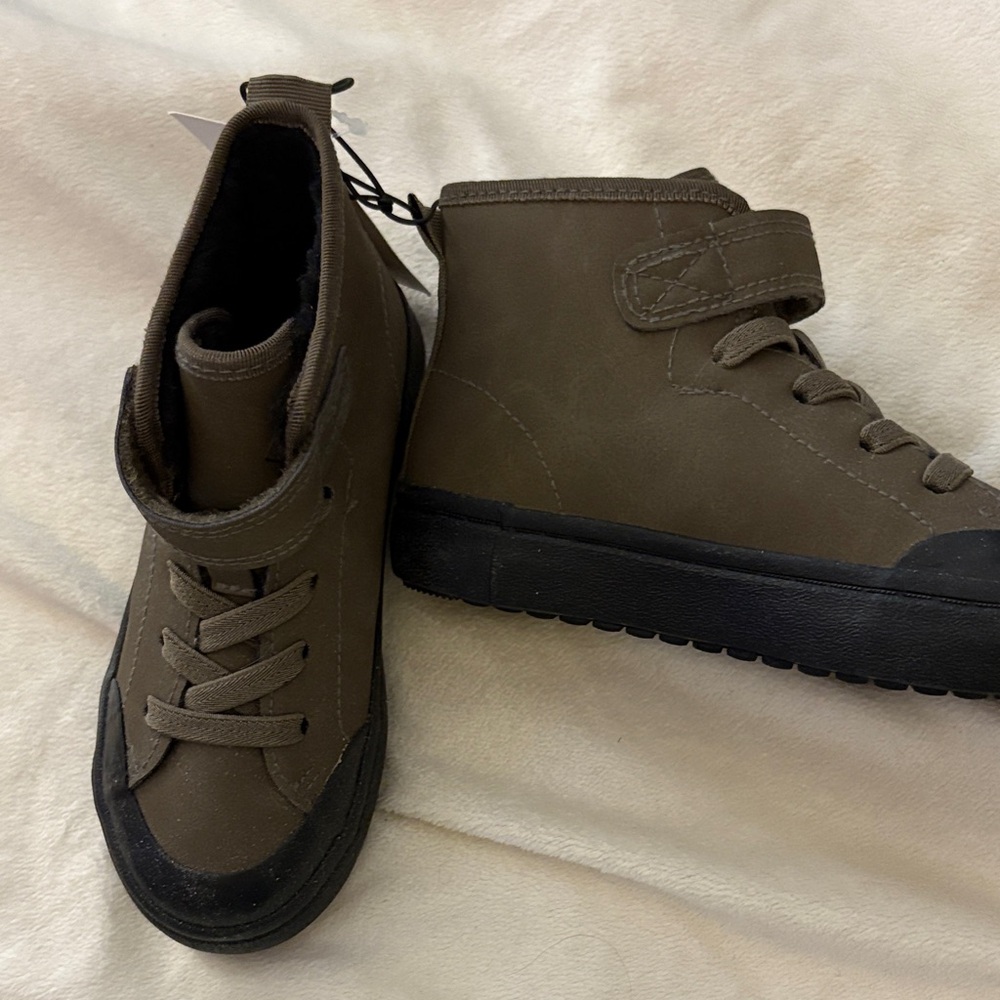NWT H&M Boys Brown High-Top Shoes with faux fur lining
